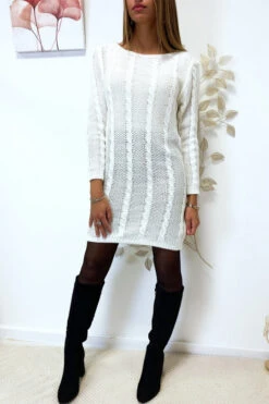 Joli Robe Pull Torsadé Blanche En Manche Longue