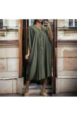 Longue Robe Ample Satiné Et Boutonné En Kaki