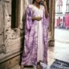 Longue Robe Ample Satiné Lilas Motif Fleuris -Féminité Couture longue robe ample satine lilas motif fleuris