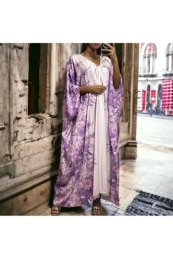 Longue Robe Ample Satiné Lilas Motif Fleuris
