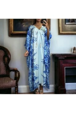 Longue Robe Ample Satiné Royal Motif Fleuris