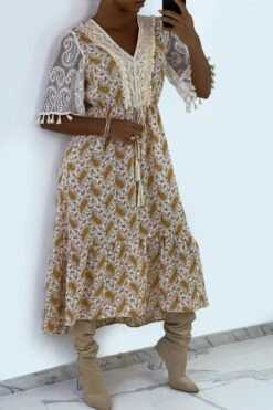 Longue Robe Beige Avec Dentelle Et Motif