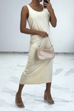 Longue Robe Beige Fluide Avec Bouton Sur L'avant Et Fente à L'arrière