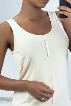 Longue Robe Beige Fluide Avec Bouton Sur L'avant Et Fente à L'arrière -Féminité Couture longue robe beige fluide avec bouton sur l avant et fente a l arriere 3