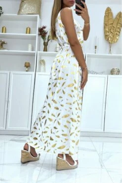 Longue Robe Blanche Motif Plumes Avec Attache Au Col -Féminité Couture longue robe blanche motif plumes avec attache au col 3