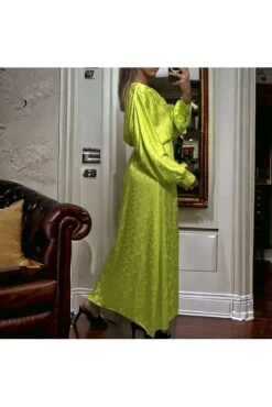 Longue Robe Cache Coeur Anis Matière Brillante à Motif