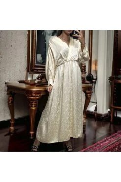 Longue Robe Cache Coeur Beige Matière Brillante à Motif -Féminité Couture longue robe cache coeur beige matiere brillante a motif 1