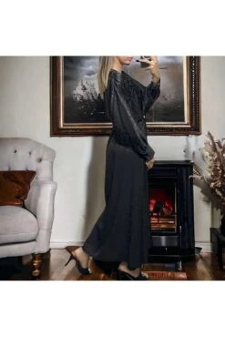 Longue Robe Cache Coeur Noir Matière Brillante à Motif