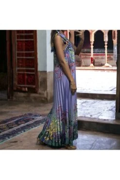 Longue Robe Plissé Lilas Avec Sublime Motif Fleuris