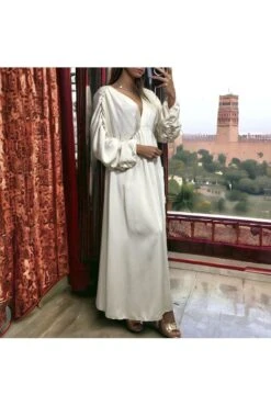 Longue Robe Satiné Croisé Beige Froncé Aux Manches -Féminité Couture longue robe satine croise beige fronce aux manches 2