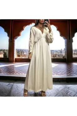Longue Robe Satiné Croisé Beige Froncé Aux Manches