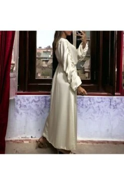 Longue Robe Satiné Croisé Beige Froncé Aux Manches -Féminité Couture longue robe satine croise beige fronce aux manches 6