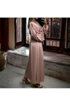 Longue Robe Satiné Croisé Rose Froncé Aux Manches -Féminité Couture longue robe satine croise rose fronce aux manches 2