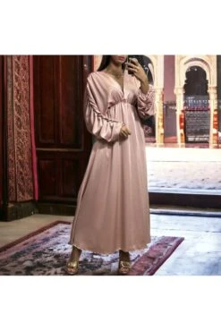 Longue Robe Satiné Croisé Rose Froncé Aux Manches