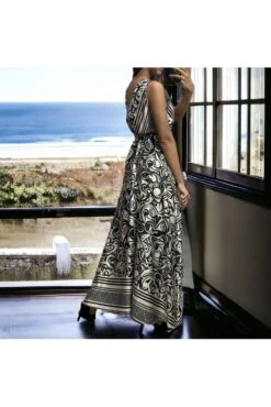 Longue Robe Satiné Noir Et Blanc Croisé Au Buste -Féminité Couture longue robe satine noir et blanc croise au buste 3