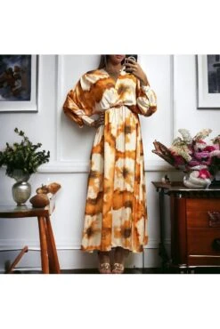 Longue Robe Satiné Orange Avec Joli Motif Pastel -Féminité Couture longue robe satine orange avec joli motif pastel 1