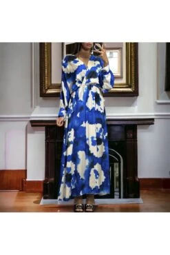 Longue Robe Satiné Royal Avec Joli Motif Pastel