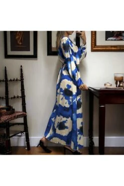 Longue Robe Satiné Royal Avec Joli Motif Pastel -Féminité Couture longue robe satine royal avec joli motif pastel 3