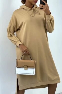 Devant -Féminité Couture longue robe sweat over size en camel avec capuche 1