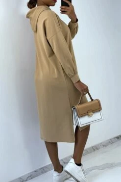 Longue Robe Sweat Over Size En Camel Avec Capuche -Féminité Couture longue robe sweat over size en camel avec capuche 2