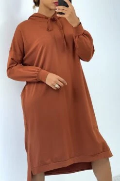 Devant -Féminité Couture longue robe sweat over size en cognac avec capuche 1