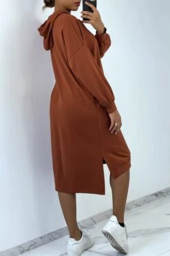 Longue Robe Sweat Over Size En Cognac Avec Capuche -Féminité Couture longue robe sweat over size en cognac avec capuche 2