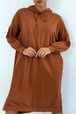Longue Robe Sweat Over Size En Cognac Avec Capuche -Féminité Couture longue robe sweat over size en cognac avec capuche 3