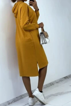 Devant -Féminité Couture longue robe sweat over size en moutarde avec capuche 1