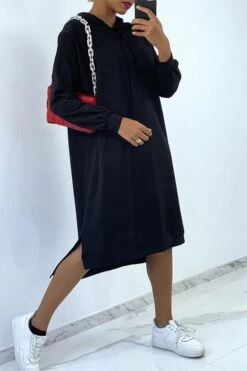 Devant -Féminité Couture longue robe sweat over size en noire avec capuche 1