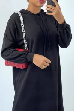 Longue Robe Sweat Over Size En Noire Avec Capuche -Féminité Couture longue robe sweat over size en noire avec capuche 3