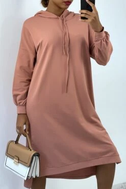 Devant -Féminité Couture longue robe sweat over size en rose avec capuche 1
