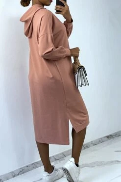 Longue Robe Sweat Over Size En Rose Avec Capuche -Féminité Couture longue robe sweat over size en rose avec capuche 2