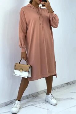 Longue Robe Sweat Over Size En Rose Avec Capuche -Féminité Couture longue robe sweat over size en rose avec capuche 3