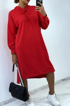 Devant -Féminité Couture longue robe sweat over size en rouge avec capuche 1