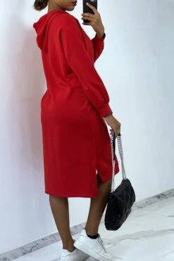 Longue Robe Sweat Over Size En Rouge Avec Capuche -Féminité Couture longue robe sweat over size en rouge avec capuche 2