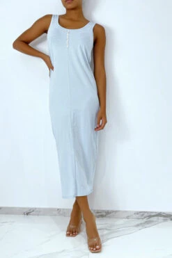 Longue Robe Turquoise Fluide Avec Bouton Sur L'avant Et Fente à L'arrière