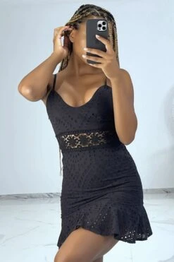 Mini Robe Noire Ajourée à Fine Bretelles Et Volants En Bas
