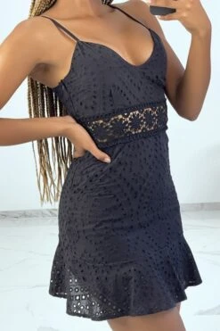 Mini Robe Noire Ajourée à Fine Bretelles Et Volants En Bas -Féminité Couture mini robe noire ajouree a fine bretelles et volants en bas 3