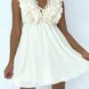 Petite Robe écru Fluide Avec Détails Volants Et Broderie Sur Le Haut -Féminité Couture petite robe ecru fluide avec details volants et broderie sur le haut