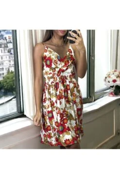 Robe Blanche Fleuris à Bretelle Froncé A La Taille -Féminité Couture robe blanche fleuris a bretelle fronce a la taille 2