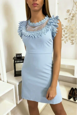 Robe Bleu Avec Mousseline Et Dentelle Au Buste Et Au Col. -Féminité Couture robe bleu avec mousseline et dentelle au buste et au col 2