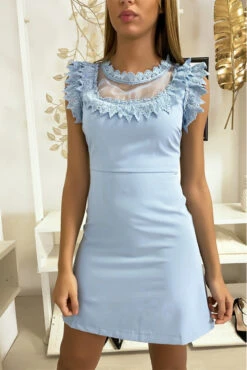 Robe Bleu Avec Mousseline Et Dentelle Au Buste Et Au Col.