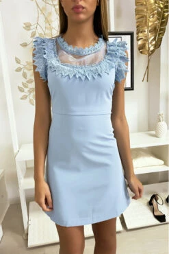 Robe Bleu Avec Mousseline Et Dentelle Au Buste Et Au Col. -Féminité Couture robe bleu avec mousseline et dentelle au buste et au col 5