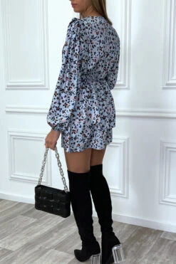 Robe Bleu Fleuri Satinée à Volant Et Manches Bouffantes -Féminité Couture robe bleu fleuri satinee a volant et manches bouffantes 4