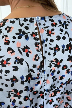 Robe Bleu Fleuri Satinée à Volant Et Manches Bouffantes -Féminité Couture robe bleu fleuri satinee a volant et manches bouffantes 5