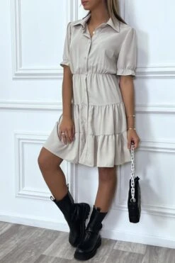 Robe Chemise Beige Boutonnée Avec Volants -Féminité Couture robe chemise beige boutonnee avec volants 1