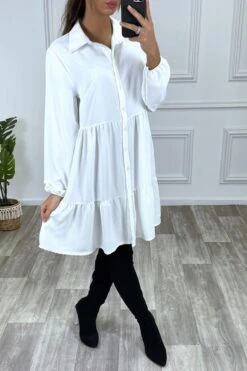 Devant -Féminité Couture robe chemise blanche a volant et boutons 1