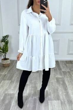Devant 25 Robe Chemise Blanche à Volant Et Boutons