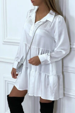 Robe Chemise Blanche Satinée à Volant -Féminité Couture robe chemise blanche satinee a volant 1