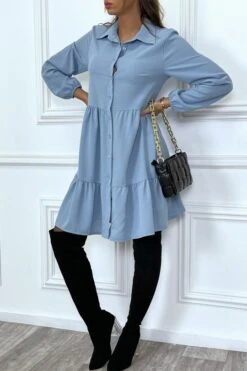 Devant -Féminité Couture robe chemise bleu a volant et boutons 1